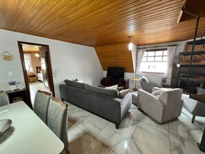 City Apartment | Living area - Apartamento Parque Capivari (Campos do Jordão)