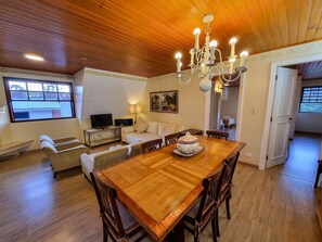 Apartment | Dining - Apartamento Parque Capivari (Campos do Jordão)