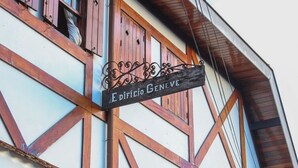 Un edifici amb un cartell que diu 'Edificio Geneve'.
