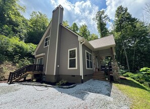 Exterior - Charming 3-bedroom house in Robbinsville with AC, WiFi, Hot Tub, Fire Pit (Robbinsville)