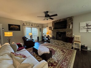 Living area - Charming 3-bedroom house in Robbinsville with AC, WiFi, Hot Tub, Fire Pit (Robbinsville)