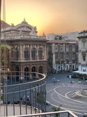 A historic building with classical architecture, a central courtyard, and a circular fountain. - Catania Rooms (Catania)