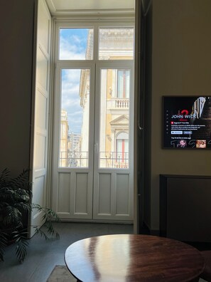 Deluxe Suite | Living area | Flat-screen TV - Catania Rooms (Catania)