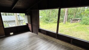Una habitación amplia con un gran ventanal que da a un jardín.