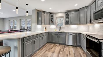 雪櫃、微波爐、焗爐、爐具