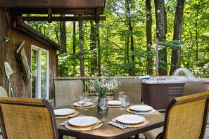 Outdoor dining - 1 Min to Camelback! Creekside Firepit/BBQ (Tannersville)