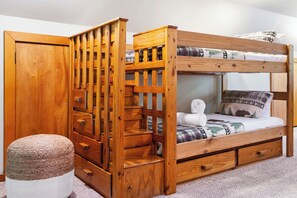 3 habitaciones, tabla de planchar con plancha, cuna de viaje y wifi