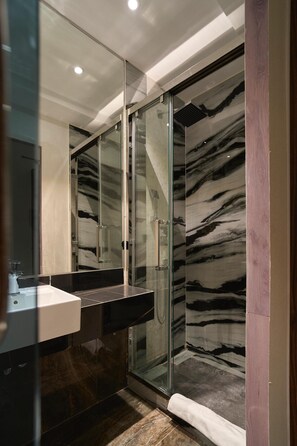 Shower, free toiletries, hair dryer, towels - HOTEL DORSETT (Madrid)