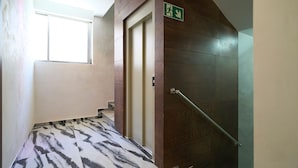 Elevator - HOTEL DORSETT (Madrid)