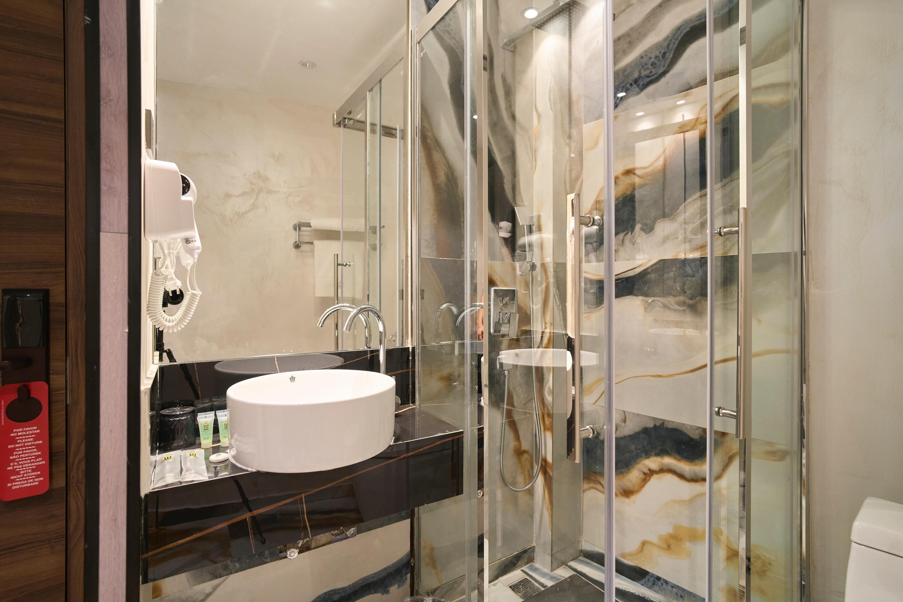 Tweepersoonskamer | Badkamer | Een douche, gratis toiletartikelen, een haardroger, handdoeken