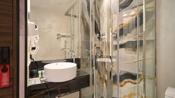 Tweepersoonskamer | Badkamer | Een douche, gratis toiletartikelen, een haardroger, handdoeken