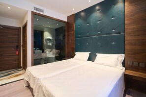 Chambre avec lits jumeaux | Salle de bain