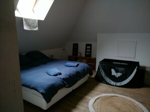 7 bedrooms, iron/ironing board, WiFi, bed sheets