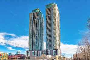 Exterior - Sophisticated One-Bedroom Suite with Calgary’s Best Views (Calgary)