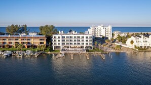 A waterfront hotel with multiple buildings, a marina, and a clear view of the sea. - 2BR Bayview Condo with Balcony & Pool (Treasure Island)