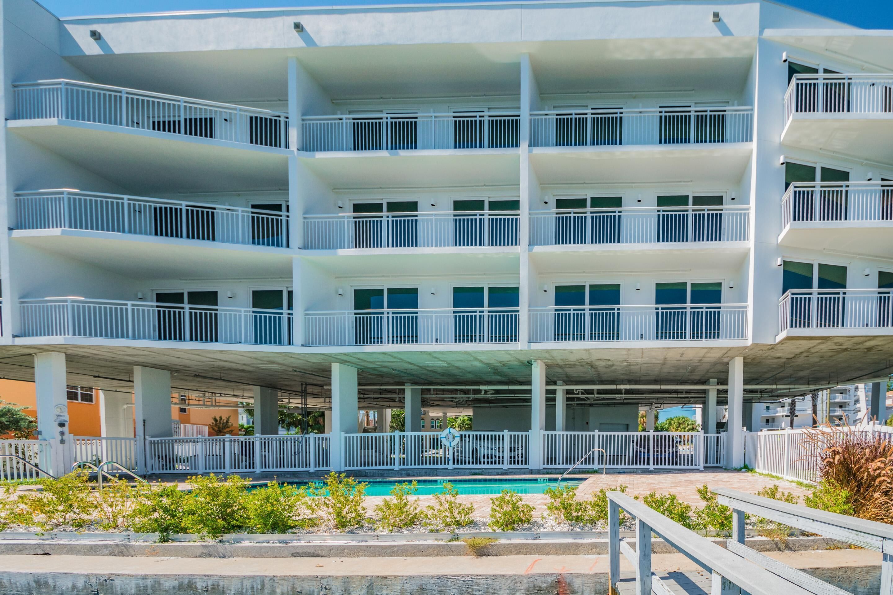Stunning 2BR Condo: Balcony & Bay Views
