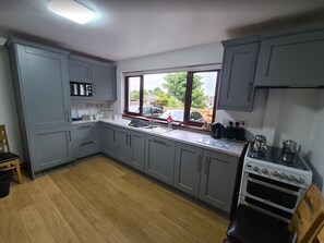 Een koelkast, een magnetron, een oven, een vaatwasser