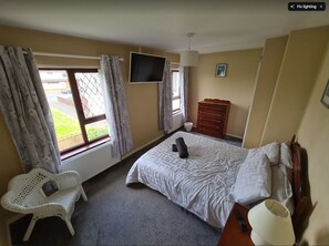 4 chambres, fer et planche à repasser, lit parapluie, Wi-Fi gratuit