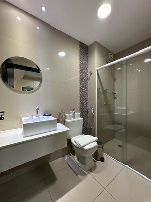 Chambre Quadruple Classique, vue jardin | Salle de bain