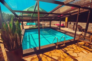 7 outdoor pools, open 10:00 AM to 10:00 PM, pool umbrellas, sun loungers - Thermas Itaipuland (Itaipulandia)