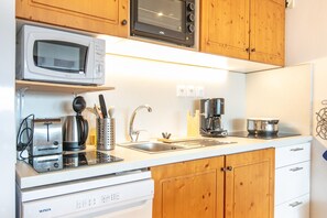 Refrigerador, microondas, horno y lavavajillas 