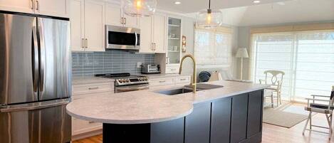 Kjøleskap, mikrobølgeovn, ovn og oppvaskmaskin