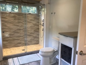 Shower - Close to Cape Cod National Seashore (Eastham)
