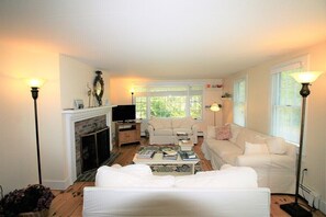 TV - Eastham Beach Haven - Spacious 3-Bedroom Retreat in the Heart of Eastham, MA (Eastham)