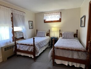 3 bedrooms, iron/ironing board, WiFi - Walk to Nauset Historic Apartment/Home (Orleans)