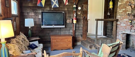 Télévision, baby-foot, chaîne hi-fi