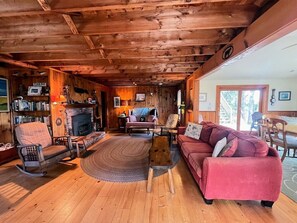 Televisión y chimenea 