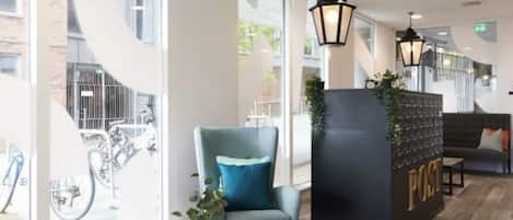 Coin salon dans le hall