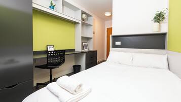 Habitación doble | Cortinas opacas, wifi gratis, ropa de cama