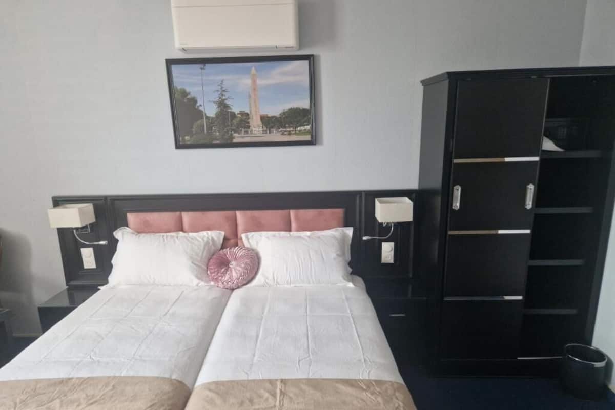Double or Twin Room | 1 bedroom, in-room safe, soundproofing, iron/ironing board