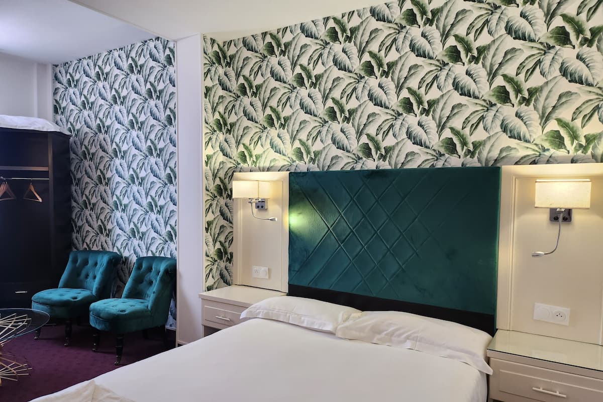 Double Room | 1 bedroom, in-room safe, soundproofing, iron/ironing board