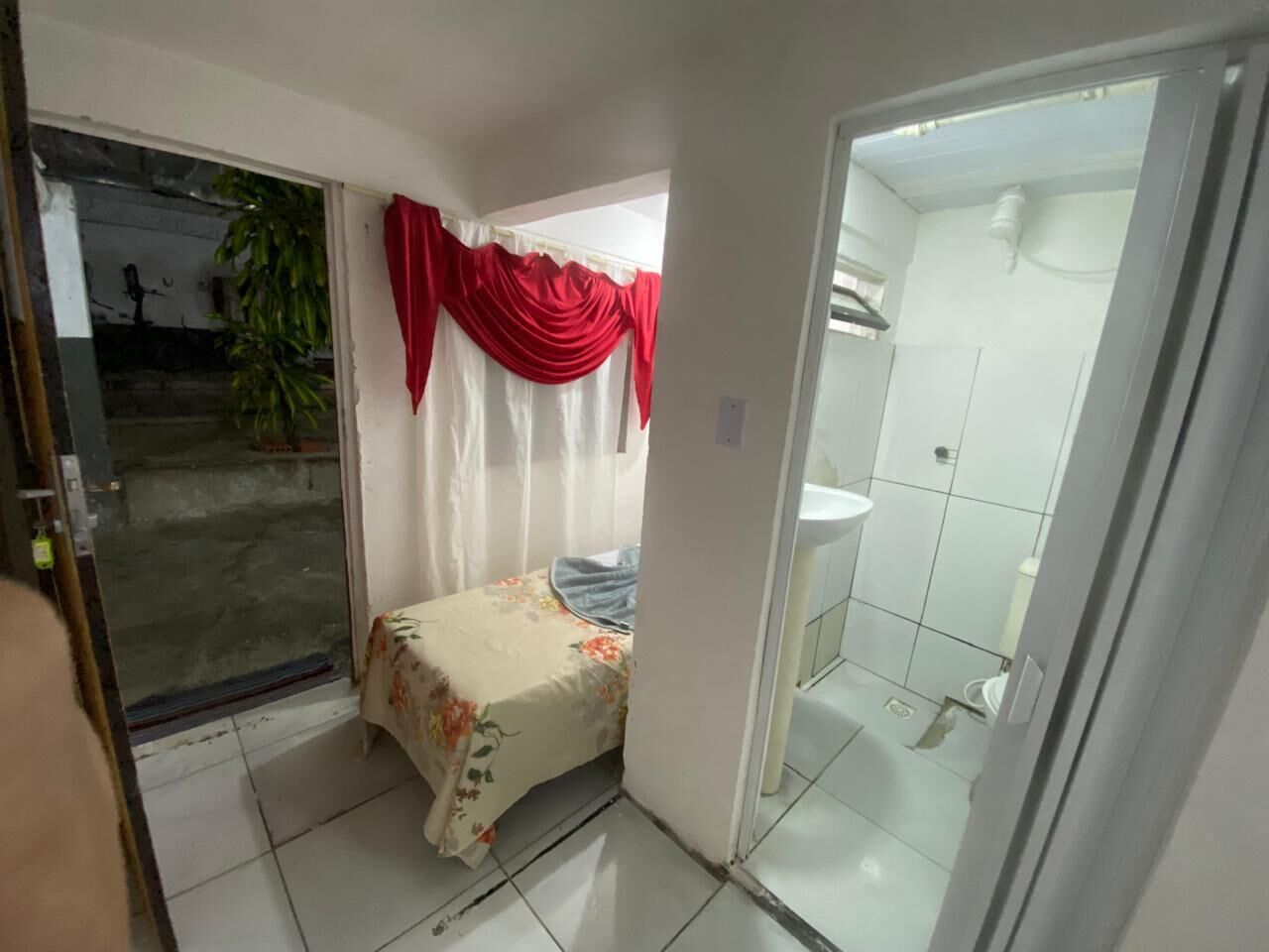 Toalhas de banho, sabonete, papel higiênico 