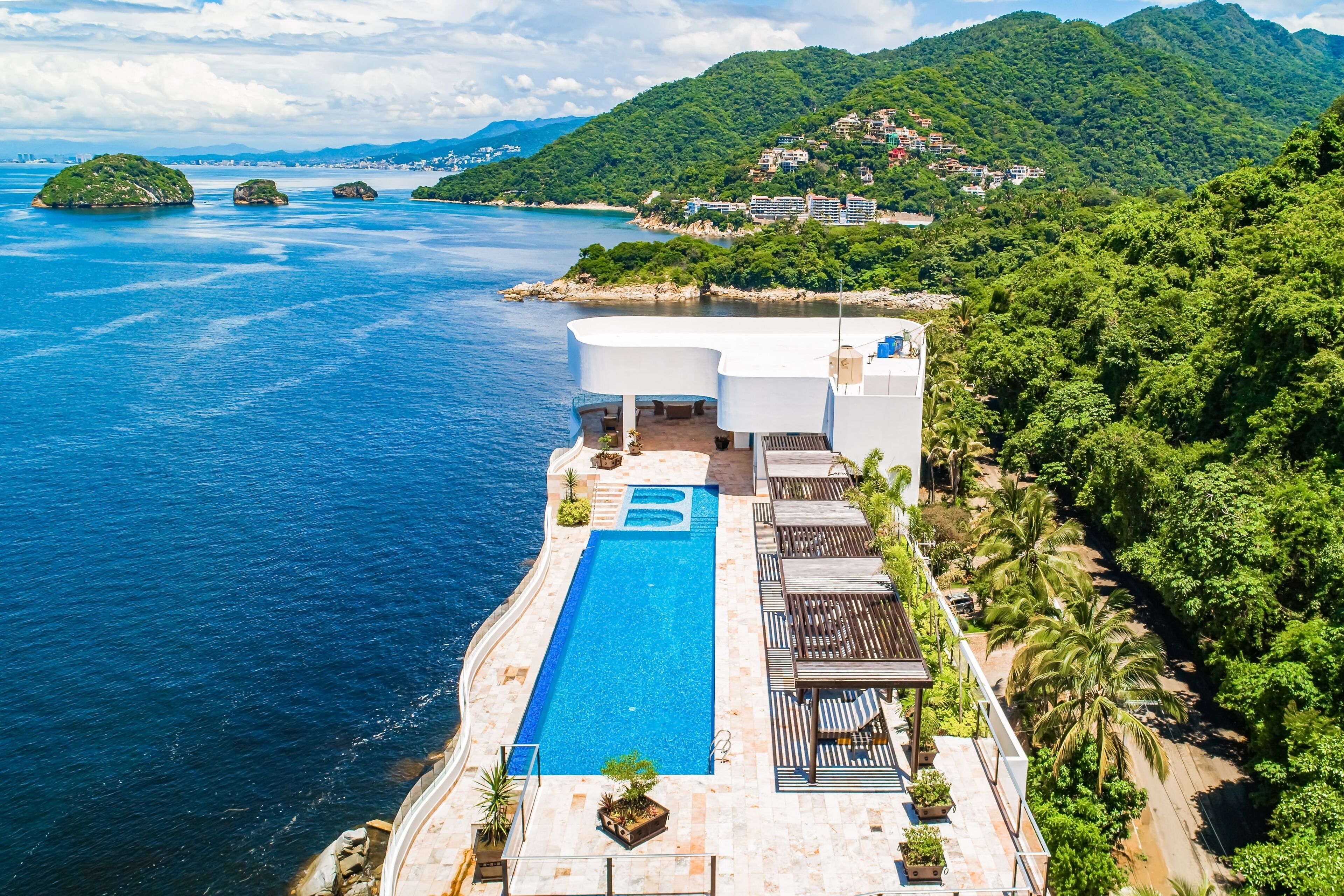 حمّام سباحة مُدفَّأ