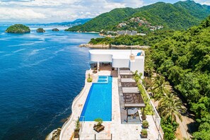 حمّام سباحة مُدفَّأ