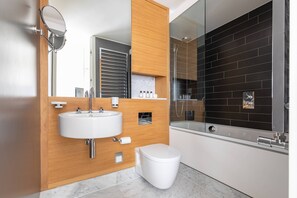Leilighet (2 Bedrooms) | Bad | Kombinert dusj/badekar og håndklær