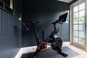 Fitness facility - Westover Road III by Onefinestay (London)