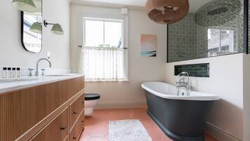 Apartment (5 Bedrooms) | Bathroom | Free toiletries, towels, shampoo, toilet paper