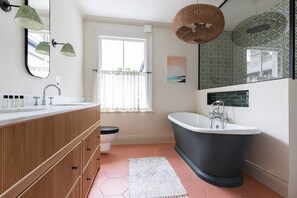Apartment (5 Bedrooms) | Bathroom | Free toiletries, towels, shampoo, toilet paper - Westover Road III by Onefinestay (London)