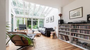 Apartment (5 Bedrooms) | Living area