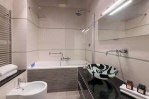 Dusche, Haartrockner, Bidet, Handtücher