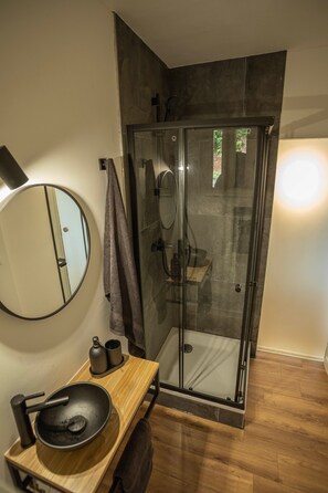 Douche, séchoir à cheveux, serviettes fournies, savon