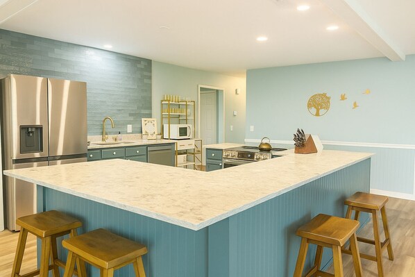 Kjøleskap, mikrobølgeovn, ovn og kokeplater