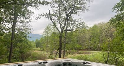 Spacious 4-bedroom river front cabin with WiFi, Game Room & Hot Tub for 15