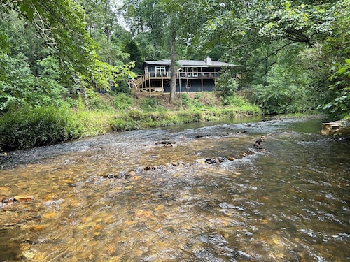 Spacious 4-bedroom river front cabin with WiFi, Game Room & Hot Tub for 15