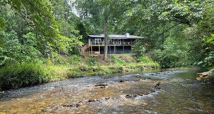 Spacious 4-bedroom river front cabin with WiFi, Game Room & Hot Tub for 15