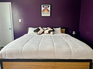 5 bedrooms, iron/ironing board, WiFi, bed sheets